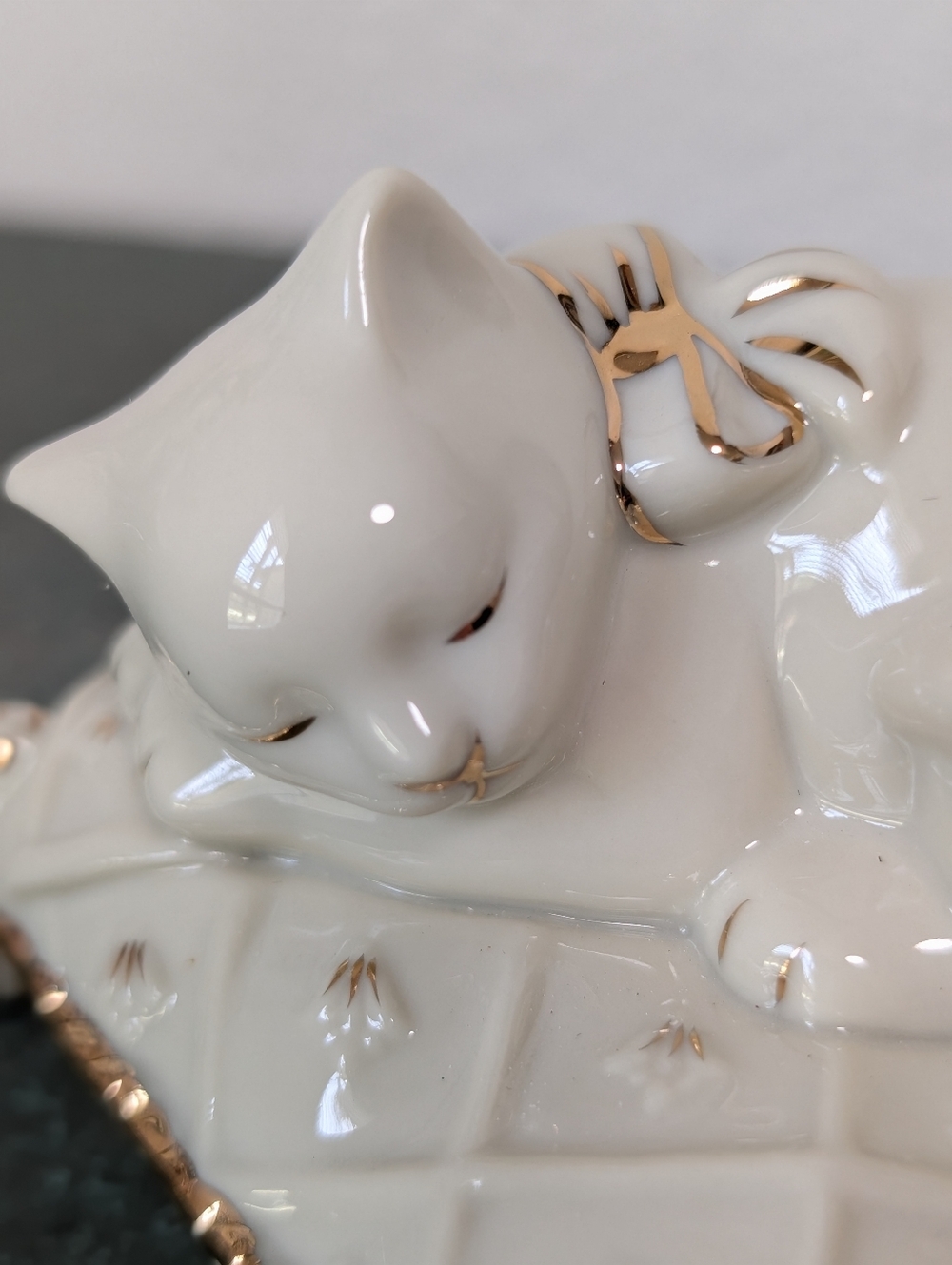 Lenox "Dreaming Away" Figurine Napping Sleeping Cat on Pillow  Gold Trim - Picture 3 of 14